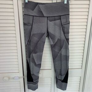 Athleta Surge Relay 2.0 Capri Leggings Sz S Black‎ Gray Geometric Print Pockets